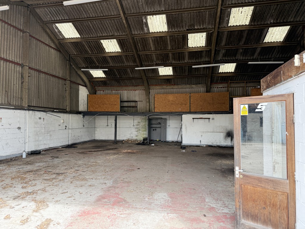Lot: 68 - MIXED USE SITE WITH PLANNING COMPRISING TEN ACRES ADJACENT GATWICK AIRPORT - Main storage barn internal